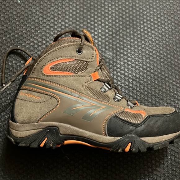 Hi tec kids waterproof hiking/ winter boots - Picture 2 of 5